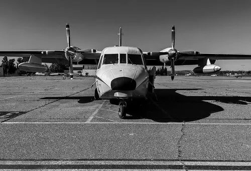 Avion bimoteur à l'interieur du hangar