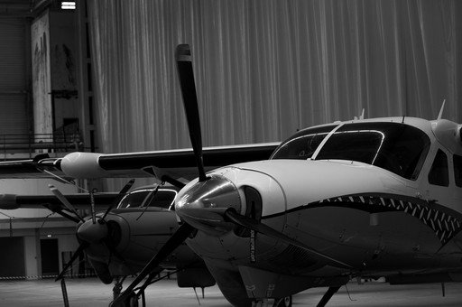 Cessna à l'interieur du hangar