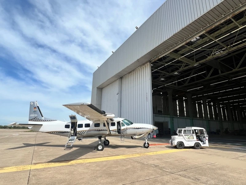 Hangar vu de loing avec avion Cessna