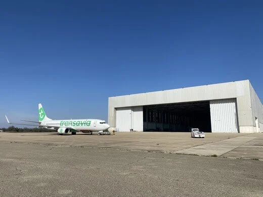 Hangar vu de l'exterieur avec Airbus A340